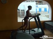 Alexas18 – Fitnessstudio Tittenfliegen Laufband