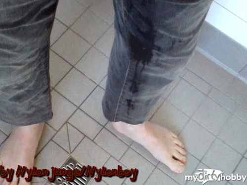 nylonjunge - Einpinkeln in Jeans