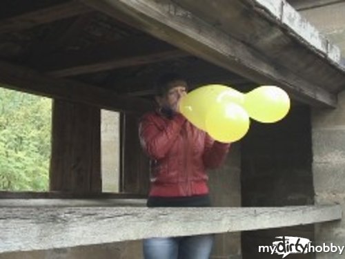 RealesFetishPaar - Public Luftballon Fetish