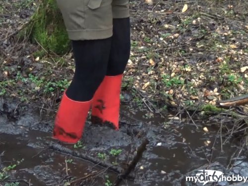 Lara-CumKitten - Mit roten Absatz-Gummistiefeln hilflos im Sumpf stecken geblieben