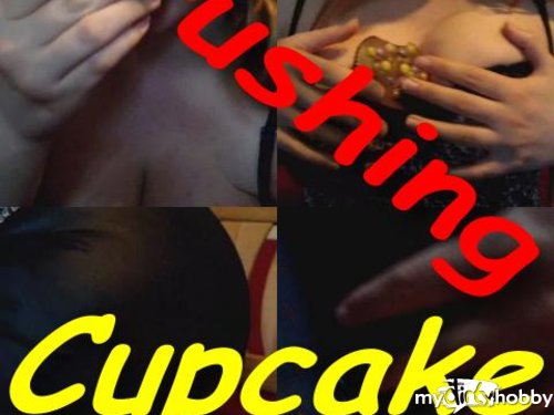 Fetisch-Studentin-Kare - Crushing Cupcake und Muffin