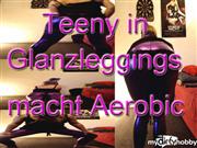 Fetisch-Studentin-Kare – Teeny in Glanzleggings macht Aerobic