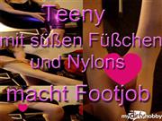 Fetisch-Studentin-Kare – Teeny macht Footjob und Fußerotik in Nylons