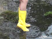 Glamour-Bitch – mit Gummistiefel und Regenmantel am See