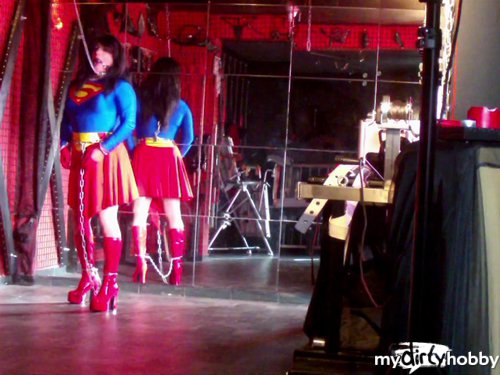 fetischbonda - Supergirl in Schellen fest