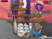 Fetisch-Studentin-Kare – Meine Füßchen Glanzleggings und Korkschlappen