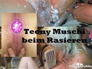kaetzchen75 – Teeny Muschi beim Rasieren