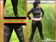 bondageangel – Pissing in leather leggings and rubber boots