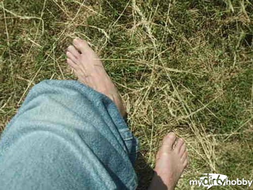 Masksexy - Outdoor Fußfetisch mit Heu Gras