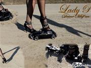 LadyParis – Das große VW Käfer crushing