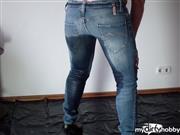 red_leO – Pipi in die hautenge Jeans
