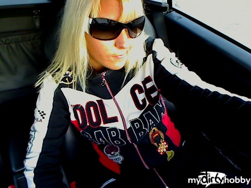 Nina-Nina in Möpsespanner im Benz DSL