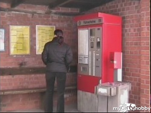 RealesFetishPaar in Public Pee: Am Bahnhof