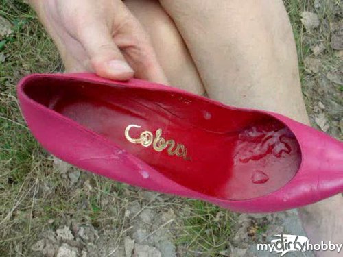 heelsschlampe in In die Pumps gespritzt