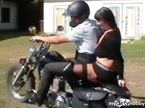 NadineVienna - OUTDOOR - BlowJob für den Harley-Fahrer