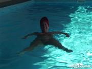 annadevot – Nackt schwimmen im Pool