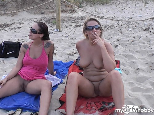 SweetSusiNRW - Nackt am Strand Rauchen.