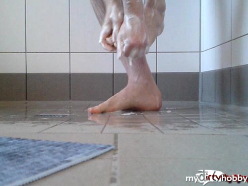nylonjunge - Füsse beim duschen