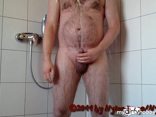nylonjunge - Pippi in der Dusche