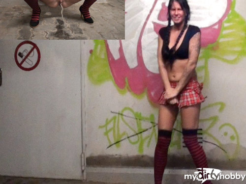 Hot-Dirty-Joy - Teeny pisst in Tiefgarage!