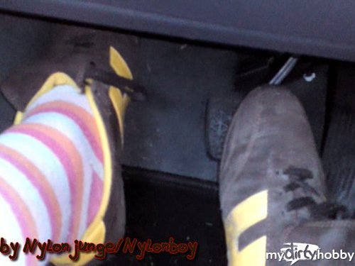 nylonjunge - FAN 13 - Ringelsocken und Sneaker im Auto