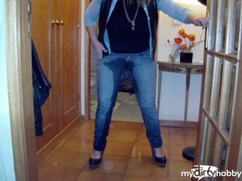 daniela305876 - HOT PISS IN MY JEANS...!!!