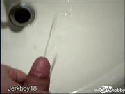 jerkboy18 – In das Waschbecken gewichst