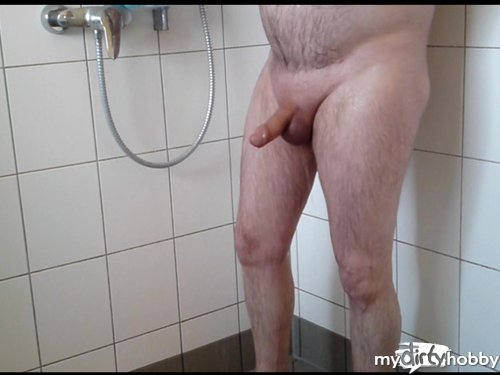 nylonjunge in Geil in der Dusche