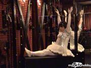 fetischbonda – Gefesselt mit Handschellen im Ballett-Outfit