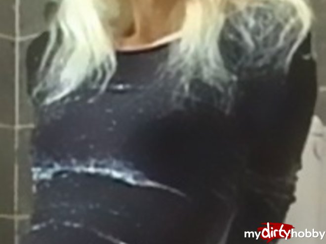 sweetblond-lina in Spontaner geiler Squirt im Badezimmer