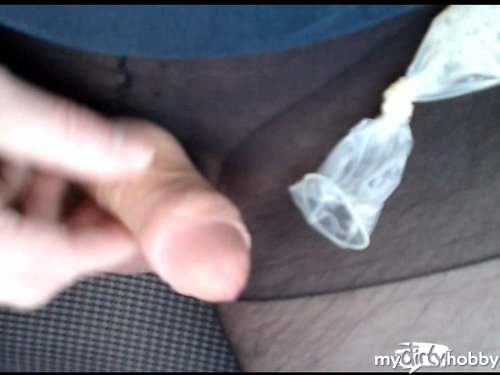 nylonjunge - Auto: Das benutzte Kondom - Teil 1