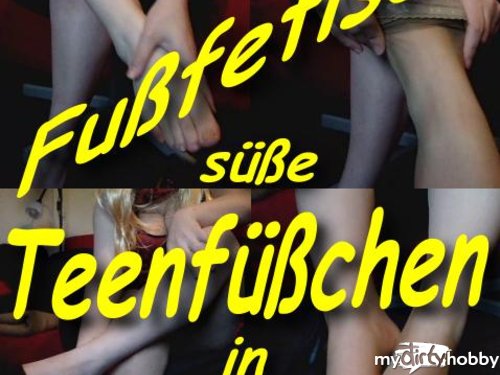 Fetisch-Studentin-Kare - Fußfetisch Teen Füßchen in Nylons