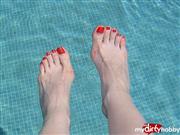 Lady-Victoria-Valente – Swimmingpool Füße