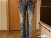 lycra22 – vor der Tür in meine Jeans Hose …