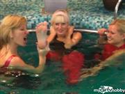 fetishalina – 3 Slinkystylez Girls im Pool