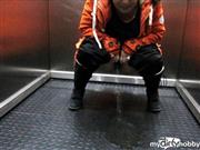 geil-poppen – Skandal voll im Aufzug gepinkelt