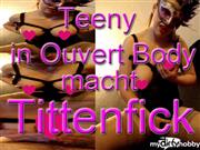 Fetisch-Studentin-Kare – Teeny in Ouvertbody macht Tittenfick. Brüste besamt