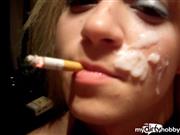 SmokingMuscleGirl – Smoking Fetish, Blondine beim rauchen und Schwanz lutschen.