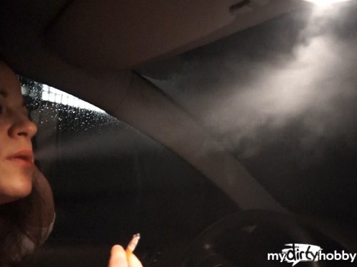 SmokingMuscleGirl - Im Auto eine rauchen!