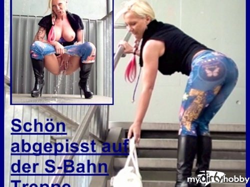 Sharon-Privat - Schön abgepisst, auf den S-Bahn Treppen :-)