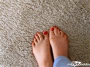 BlondesGirl – Süße Füße auf Teppich
