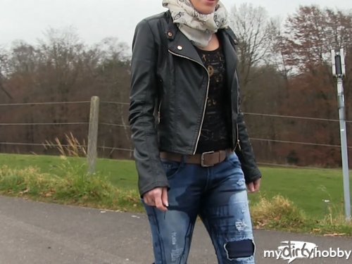 Lara-CumKitten - Geiler PISS in JEANS und STIEFEL