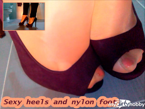 kinkykaotico - Sexy heels and nylon foot!
