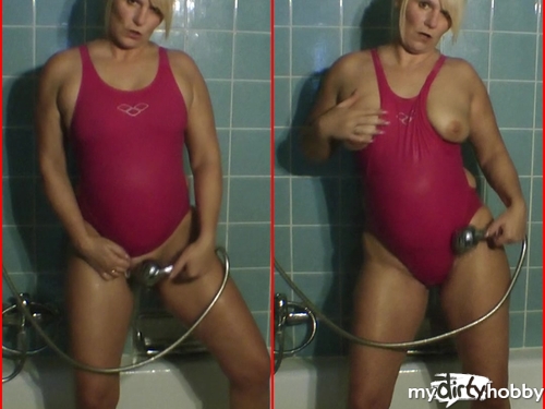 SweetSusiNRW - Mit pinkem Swimsuit in der Dusche