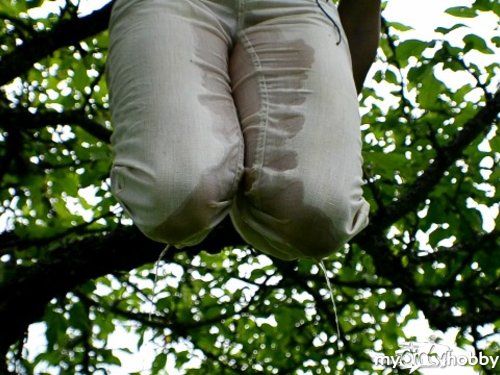 MarriedCouple2011 - Peeing in white jeans on tree / Pinkeln in weißen Jeans auf Baum