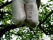 MarriedCouple2011 – Peeing in white jeans on tree / Pinkeln in weißen Jeans auf Baum