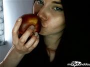 SARAH96 – Eating apple
