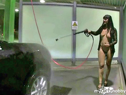 sexiluder - In High Heels nackt das Auto gewaschen