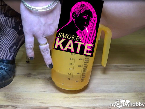 smokeykate - Erster Messbecherpiss