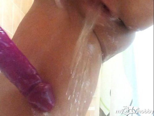 Sarah-X - In die Dusche gepisst